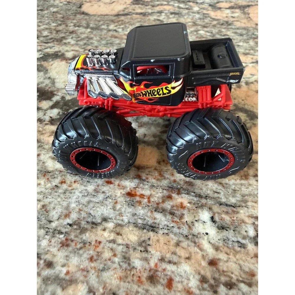 Hot Wheels Monster Jam ‘Bone Shaker’ 1:64 Monster Truck